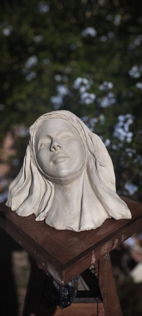 Sculpture en terre cuite patinée Nad Sculpture . Contemplation bienveillante du Divin qui nous entoure. Un rêve de Paix.