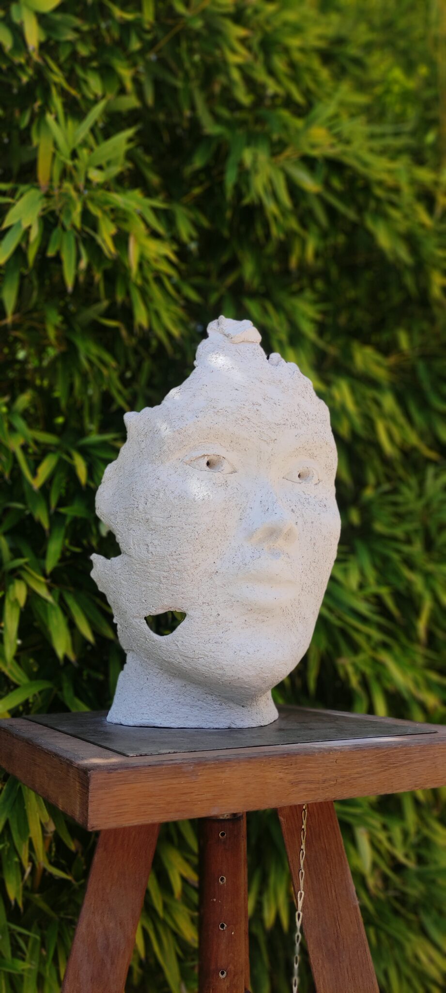 Sculpture blanche en terre cuite brute, représentant un visage de femme déchiré